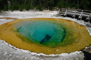 1024px-Morning_Glory_Pool_(3678671791)